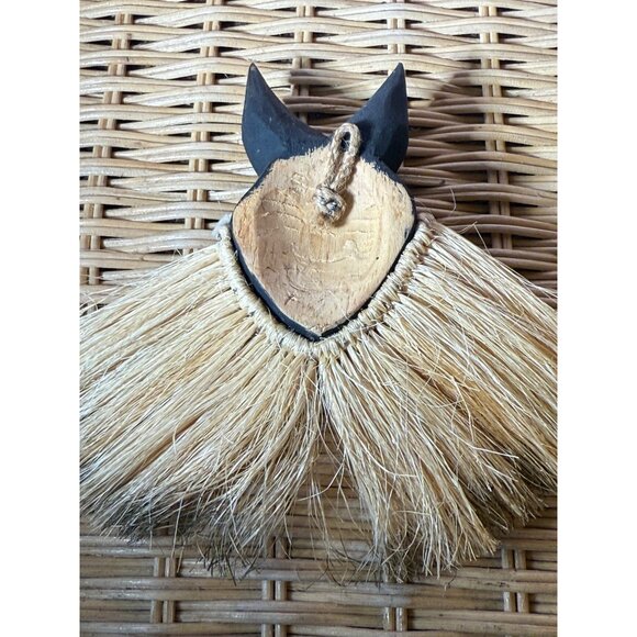 Vintage 60's Mini African Folk Art Wall Mask Carved Wood With Straw Collar - Picture 3 of 11